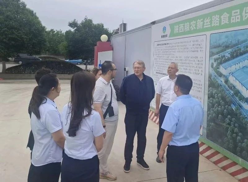 中俄友好、和平與發(fā)展委員會俄方主席鮑里斯·季托夫一行赴糧農(nóng)新絲路食品保稅加工中心項目調(diào)研